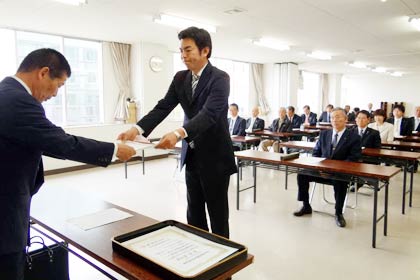 三条市議選当選者への当選証書付与、トップ当選で当選証書を受ける名古屋氏