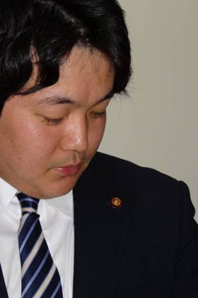 議員バッジを着けた最年少市議の河原井氏