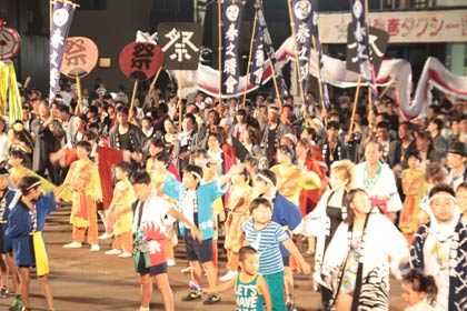 吉田駅前で行われた子どもみこしや山車踊り披露