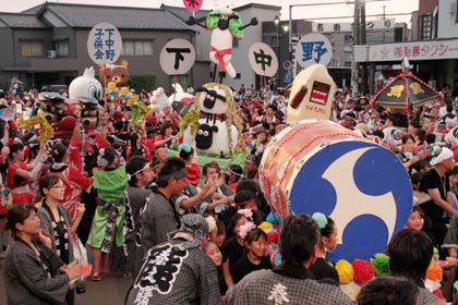 子どもみこしのもみ合い