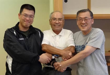  左から自衛隊の熊田踏破隊長、鳶田下田商工会 会長、酒井只見町商工会副会長