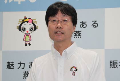  定例記者会見を行う鈴木燕市長