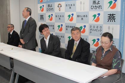 第4回カトラリー検定実施で記者会見する日本金属洋食器工業組合