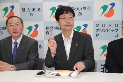 グレープフルーツ用のスプーンを当てる問題に実際にスプーンを使って回答する鈴木市長