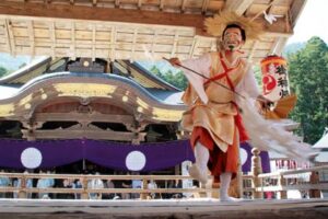 弥彦燈籠まつりの里神楽でことし小千谷市指定文化財になった魚沼神社の太太神楽が初めて奉納