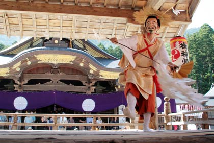 弥彦燈籠まつりの弥彦神社での里神楽奉納で魚沼神社の太太神楽を奉納