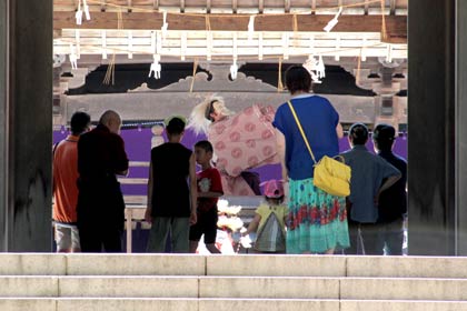 弥彦神社の拝殿前の仮設舞伝で舞う
