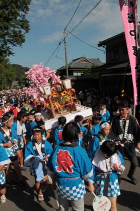 子ども燈籠押し