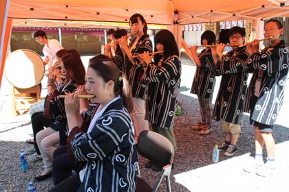 はやし方もテントの下で顔を赤くして笛や太鼓を演奏