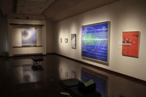 弥彦の丘美術館で開かれている鈴木国男個展の最終日3日のスペシャルトークイベントで作品解説会と金子みすゞの詩の朗読
