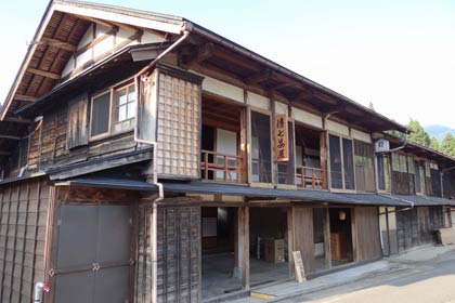 下田郷の北五百川にある築80余年の店舗兼住宅をリノベーションし手オープンしたギャラリーとカフェ「傳七茶屋」