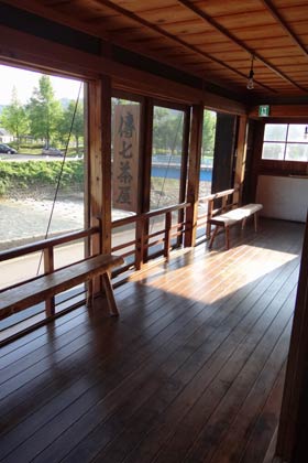 窓下に駒出川を望む開放的な廊下