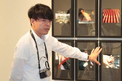 初個展「豚」が開かれている燕市産業史料館の展示会場で作品について話す渡辺一城さん