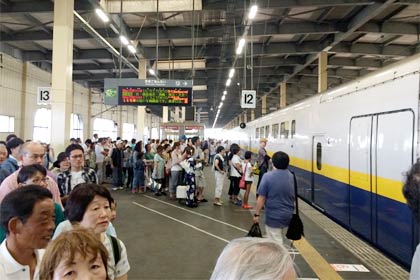 燕三条駅に到着した2日午後4時57分発東京行きMaxとき338号に長岡大花火大会の見物客が行列