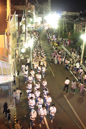  大通りに踊りの輪が延びる