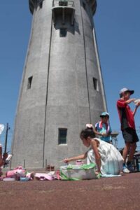 2日開かれた子ども写生会「水道の塔を描こう」