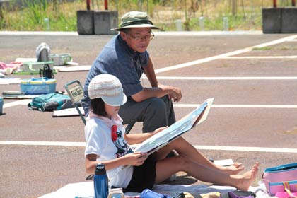 燕市美術協会役員が子どもたちを指導