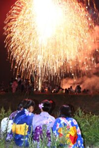 第10回三条夏まつりの中日の2日に行われた大花火大会に昨年を3,000人上回る98,000人の人出