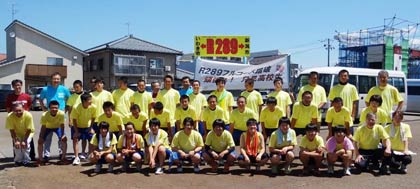  八十里越を含む国道289号全線を自転車で踏破する「R289フルコース踏破by WALK & CYCLE 2013」で三条入りし、三条市消防本部で記念撮影する福島県立只見高校の生徒