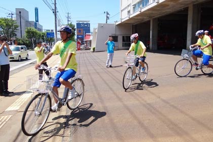 再び三条市消防本部を出発する只見高校生徒
