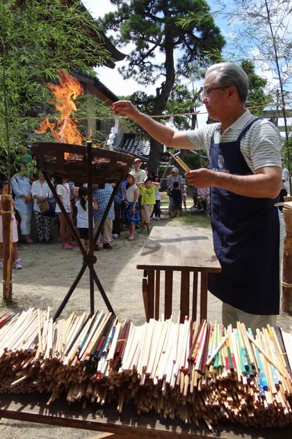 「はしの日」に八幡宮ではし供養祭を行う県央食品衛生協会三条支部