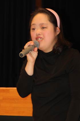 あいさつする翔子さん