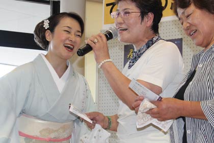 来場者をステージに上げて「居酒屋ほたる」を歌ってもらう