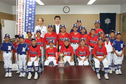 第2回東京ヤクルトスワローズカップ少年野球大会出場を前に鈴木市長を表敬訪問した燕南野球スポーツ少年団