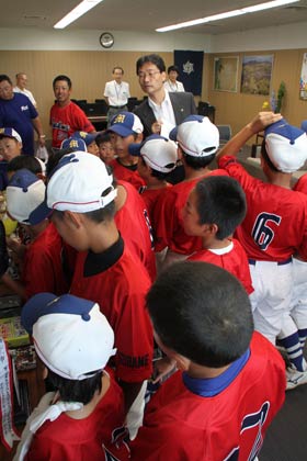 市長室に飾られたスワローズ選手のサインやスワローズグッズに目を輝かせる燕南野球スポーツ少年団の子どもたち