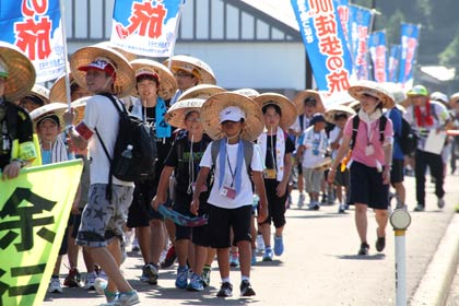 のぼり旗を掲げて歩く