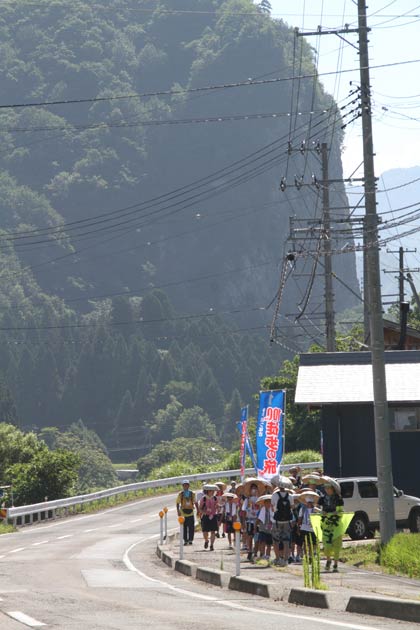 八木ヶ鼻を背にひたすら歩く