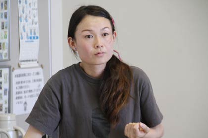  生徒の演技を見る岡田さんの目は厳しい