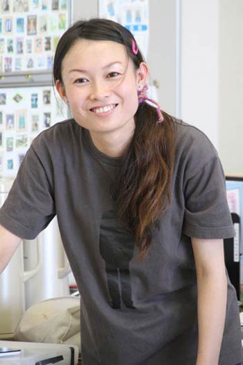  高校生にボランティアで演劇指導する岡田美香さん