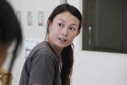  タップの手本を見せる岡田さん