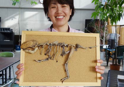 三条市保内公園緑の相談所が10日に開く緑の教室「流木で作ろう体験」で作る流木を使った作品例