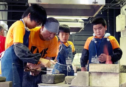 さっそく三条鍛冶鍛冶道場で鍛冶職人の仕事を体験する子どもたち