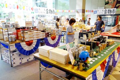 燕三条地場産業振興センターで「燕三条じばさんお盆フェア2014」に先駆けて8日始まった金物市