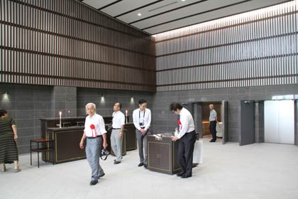 祭壇を設け2基ずつ火葬炉を備えた告別ホール