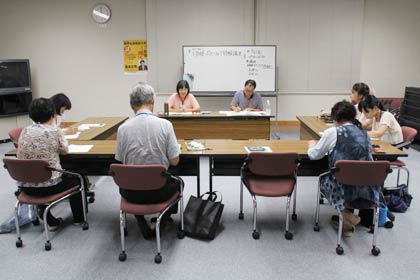 8日開かれた燕市社会福祉協議会の平成26年度初心者向けボランティア講座の傾聴ボランティア体験講座