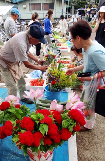13日の盆の墓参りを前に12日、三条中央市場で開かれた盆市