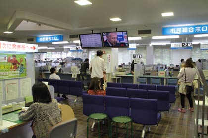 W杯日本代表の発表の特別番組が流れる市役所市民課の窓口