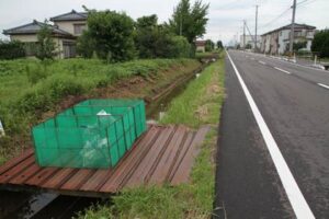 三条市須戸新田の事故現場、今井さんは左のごみステーションにごみを出しに来たと思われる
