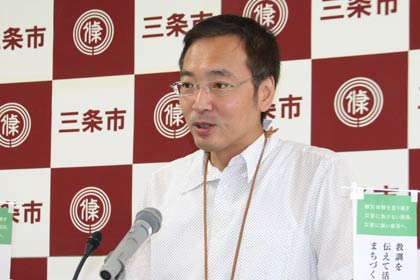 会見を行う国定三条市長