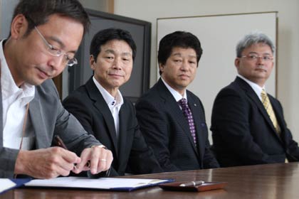 災害時における畳の提供に関する協定の調印、左から国定三条市長、プロジェクト「5日で5000枚の約束」実行委員会の植村副委員長、市内のプロジェクト参加店の衣川さん、今井さん