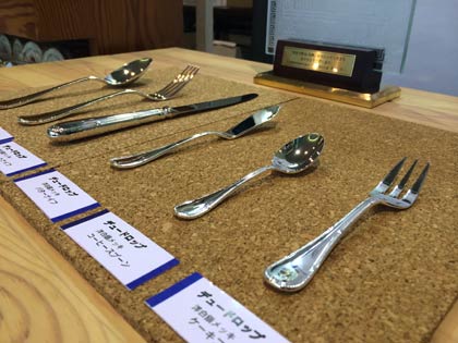 九州を走る人気トレイン「ななつ星」の車内食堂で使われているカトラリー、燕市の山崎金属工業が製造する「デュードロップ」の盆期間限定展示