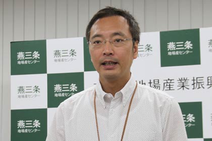燕三条地場産業振興センター理事長の定例記者会見で会見する国定三条市長