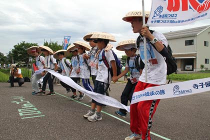 みんなで手をつないでゴール
