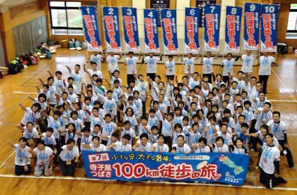 子どもたちと学生スタッフで記念写真