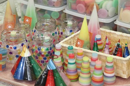 燕市社会福祉協議会就労支援センターのさまざまな種類のつばめキャンドル