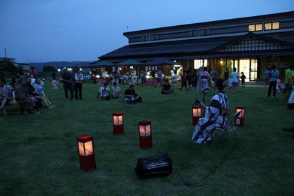 夕暮れのなかで三線演奏